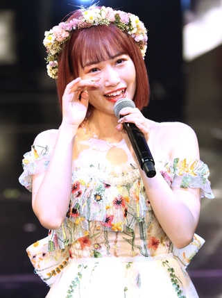 盟友の田島芽瑠（右）と肩を組んで笑顔を見せる朝長美桜＝2019年12月