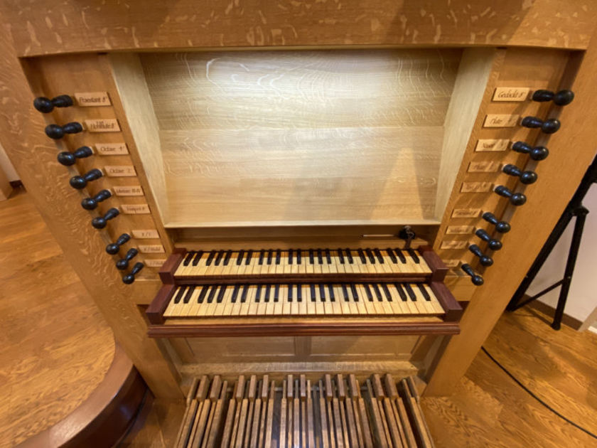 パイプオルガンの演奏台には手鍵盤、足鍵盤（ペダル）とストップ（左右