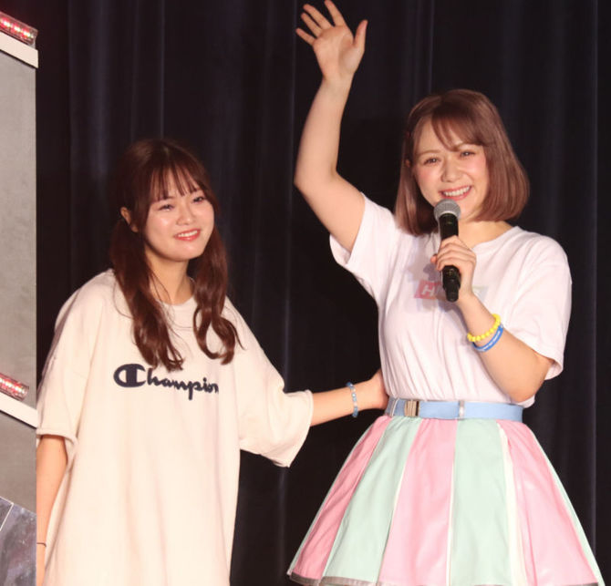 HKT48卒業を発表した村重杏奈と、出番を終えて村重を迎えに来た同期の