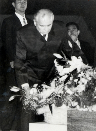 平和祈念像前で献花するゴルバチョフソ連大統領＝1991年4月19日