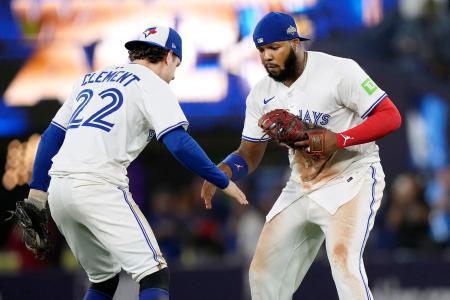マリナーズに快勝し喜ぶブルージェイズのゲレロ（右）とクレメント