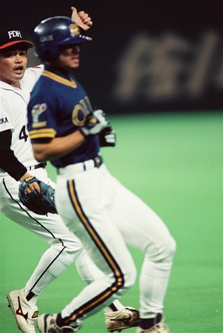 オリックス戦でイチロー選手（手前）の打球を巡って「アウト」と