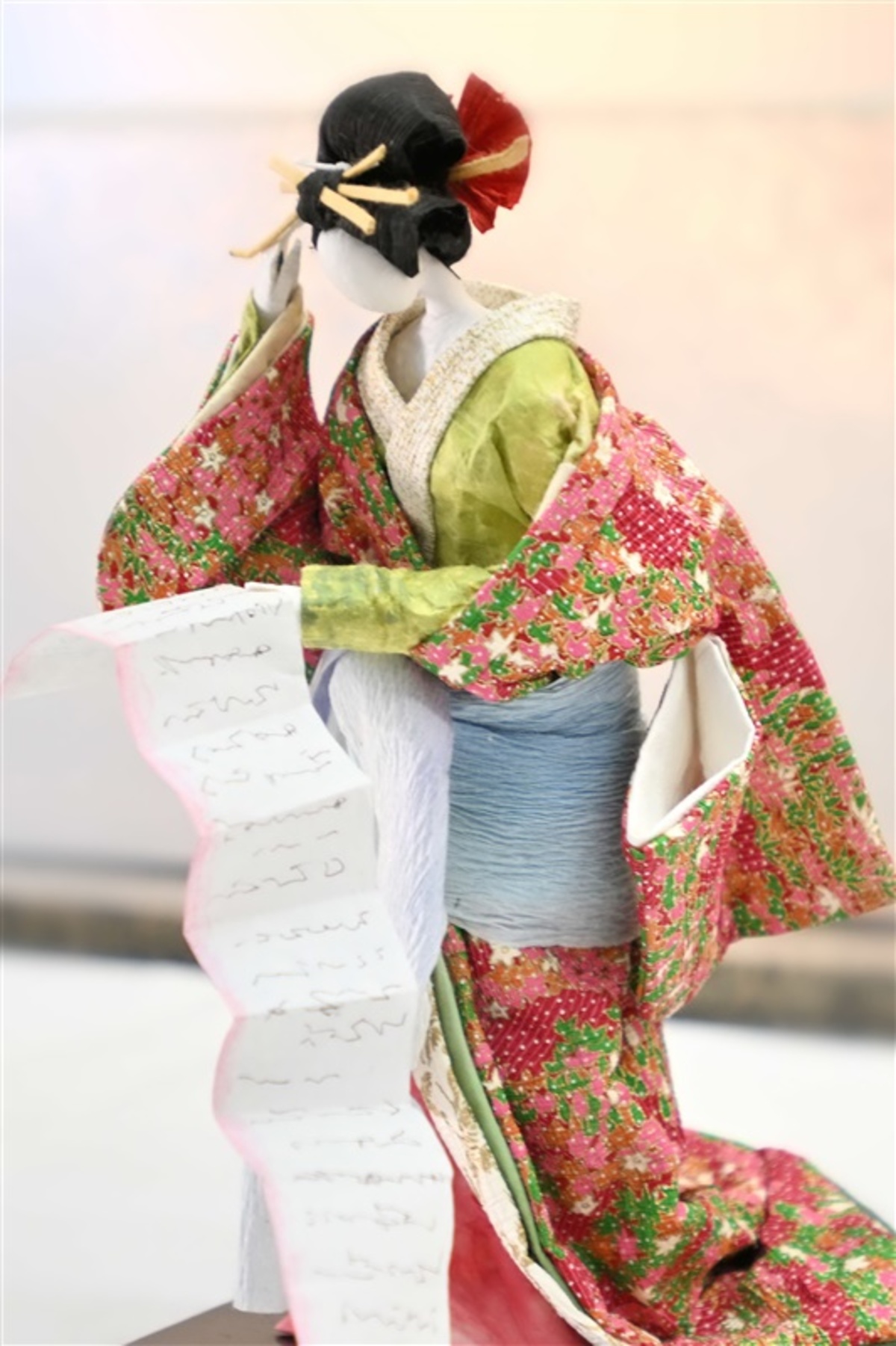 大分・日田市の85歳、和紙人形の作品展 ホテルソシアで3月末まで新作23
