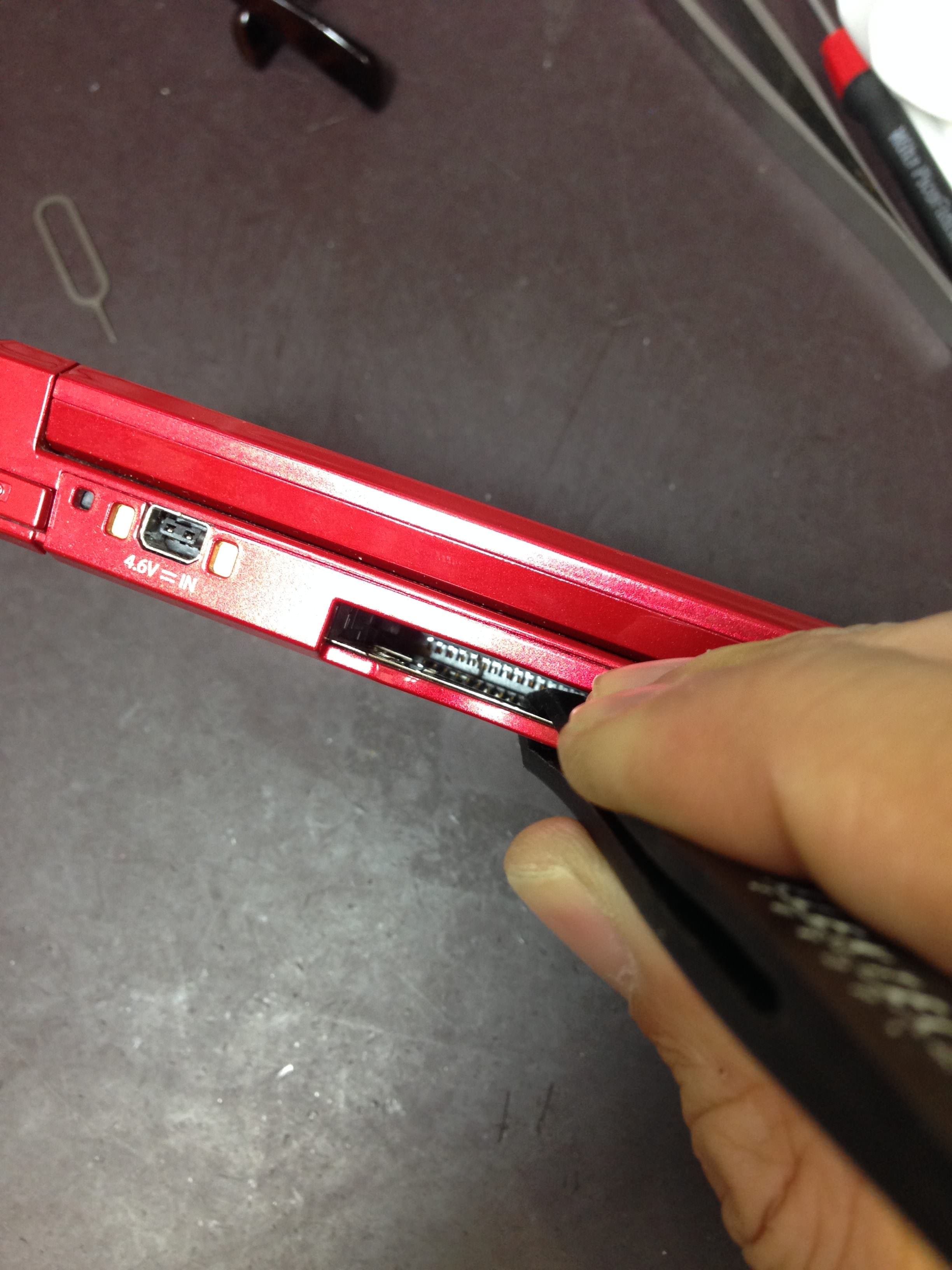 こんなトコロにこんなモノが！？3DS カセットが差し込めませ～ん