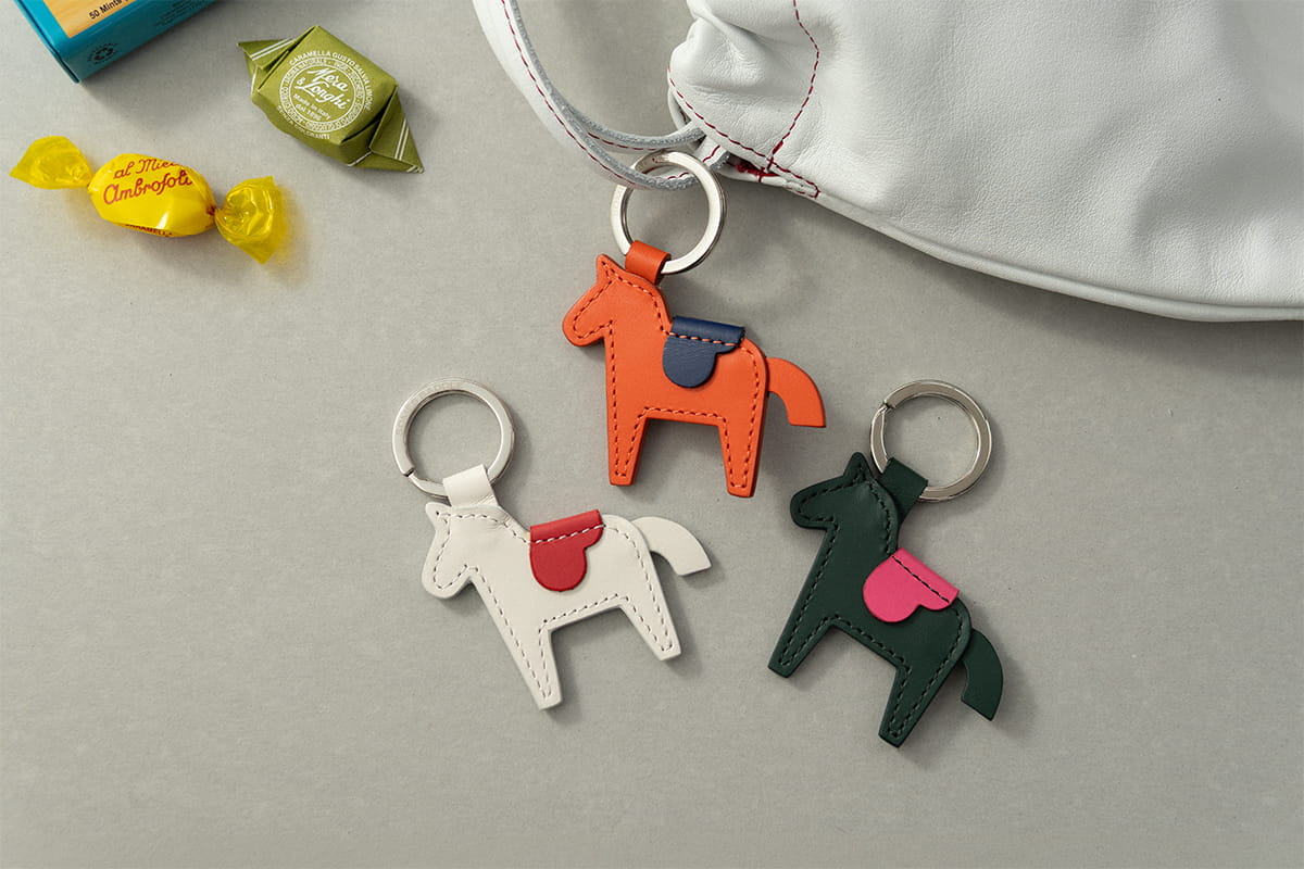 小さな馬に、色の遊び心を｜馬キーホルダー限定カラー | ソメスサドル