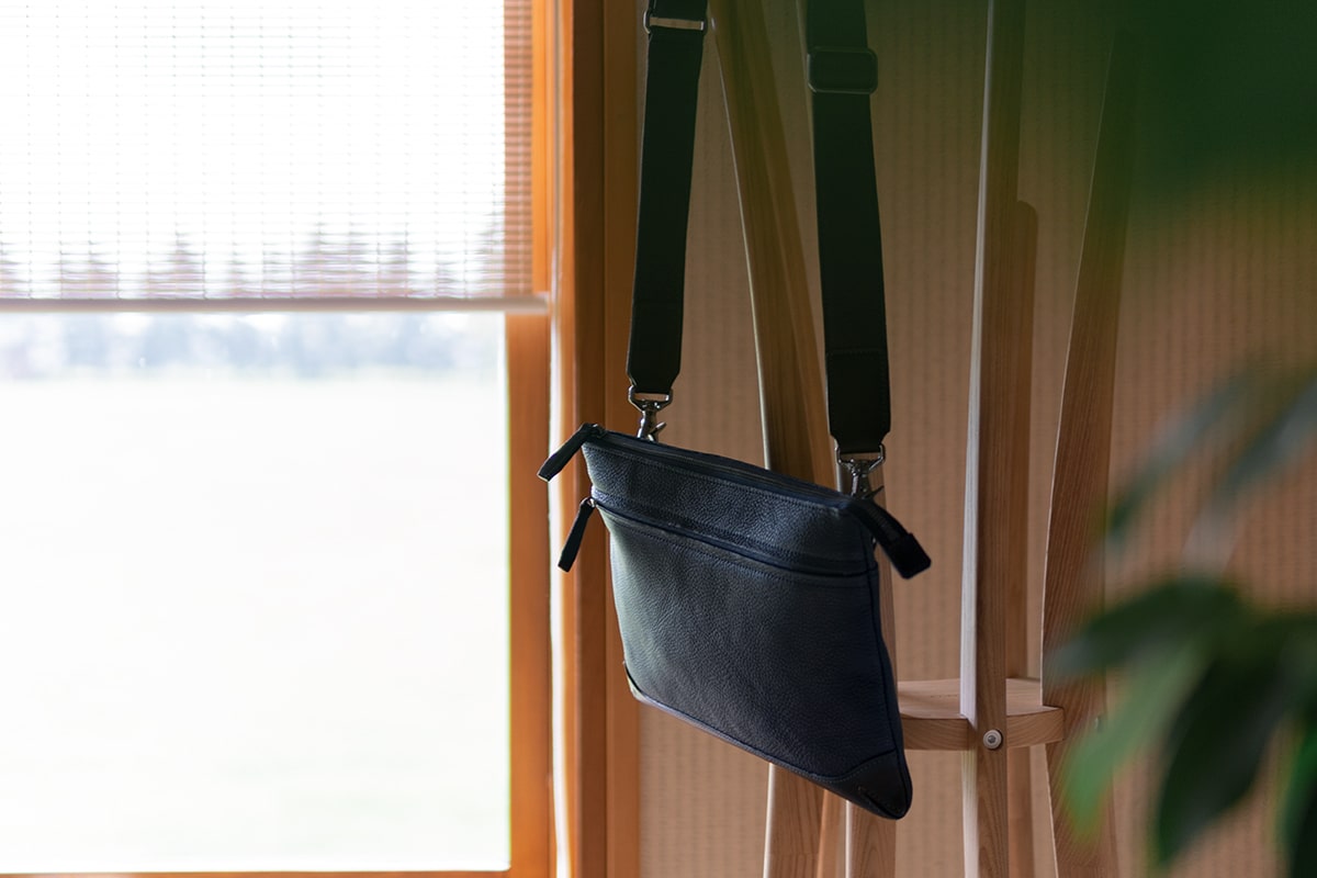 定番「ネイビー」は上質な素材使いで差をつける｜トロット限定レザー