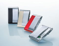 News and Information 最薄部15.3mmのスリムな本体で、縦型デザインを