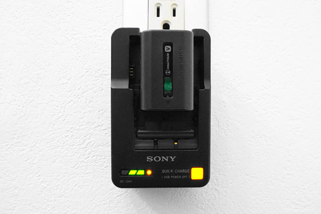 ハンディカムのバッテリーを充電する方法 | 電源・バッテリーについて