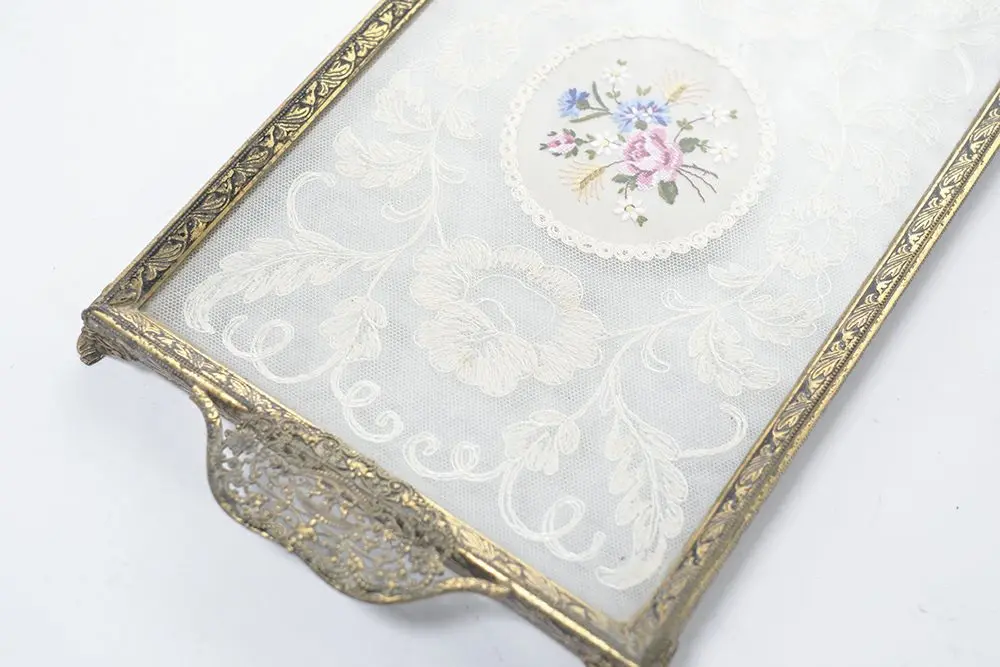 ヴィンテージ プチポワン ドレッシングトレイ ガラスの中に収められた