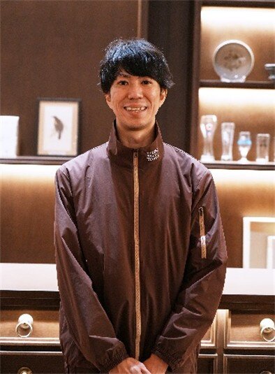 ヱビスビール135周年特別企画 第2弾 漫画家 荒木飛呂彦が今度は洋装の