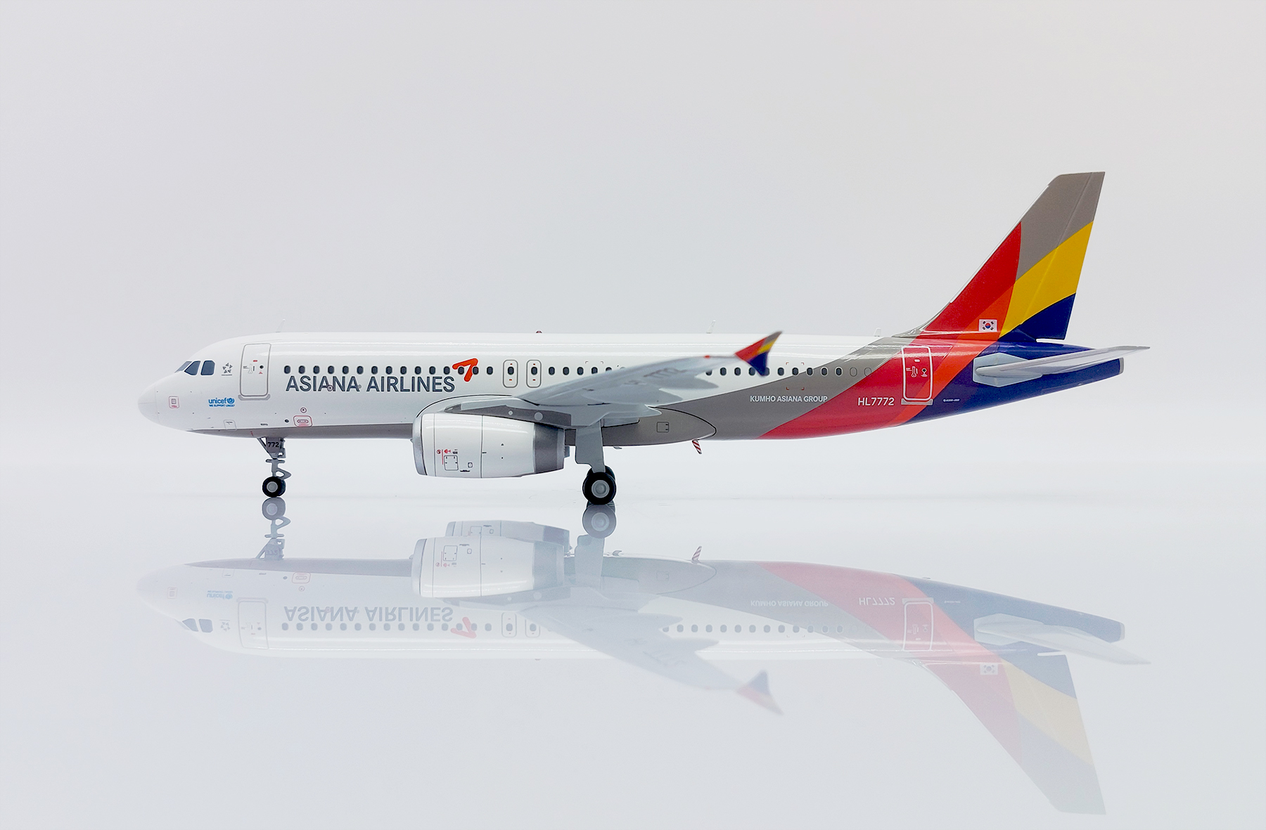 ScaleModelStore.com :: JC Wings 1:200 - LH2418 - Asiana Airlines