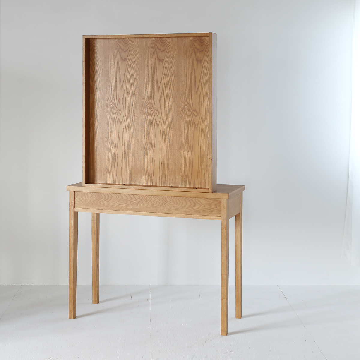 ヘアサロンのセット面 素材感を全面に3色 タモ板目ドレッサー