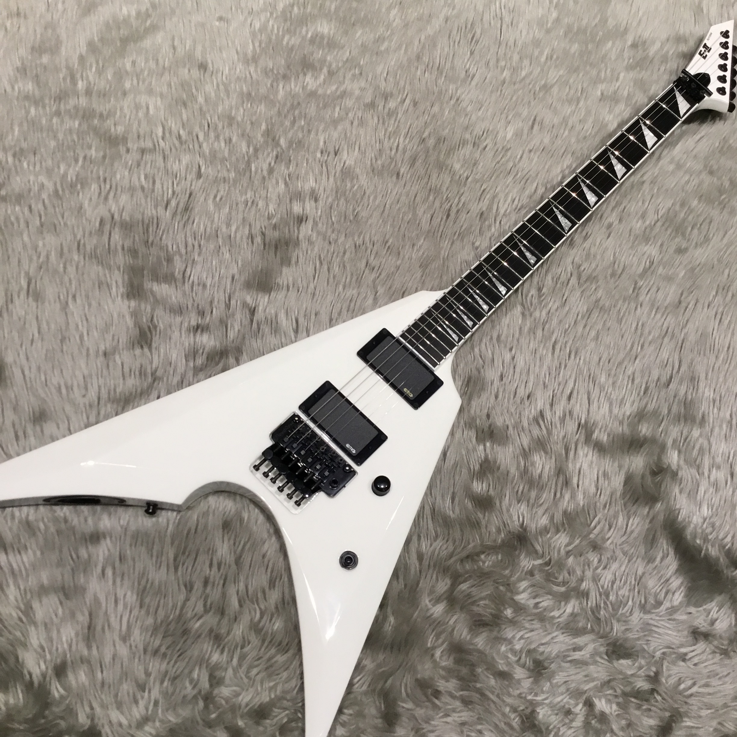 新入荷情報】E-IIの定番Vシェイプ「ARROW」入荷です！｜島村楽器