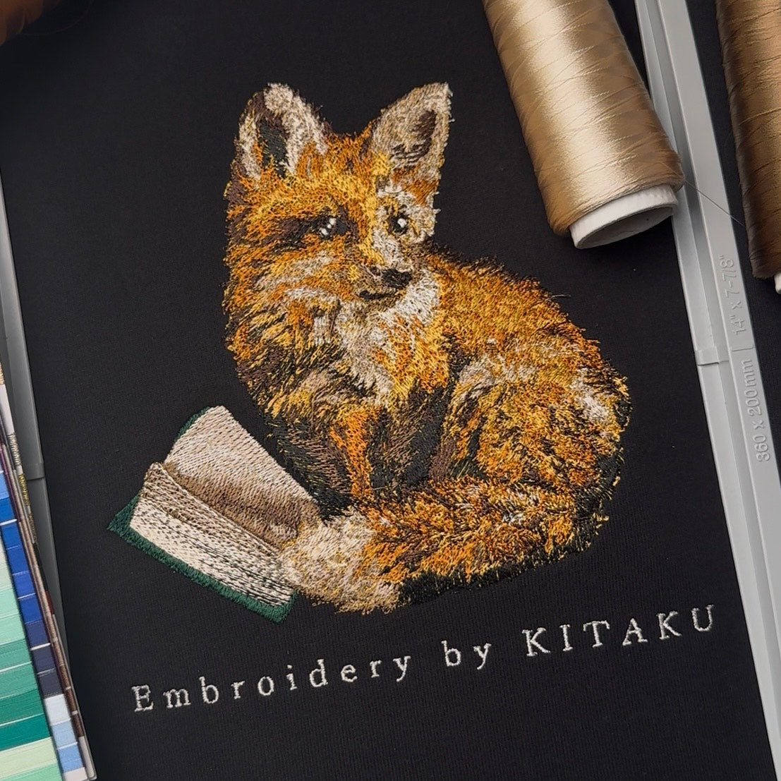 新作】子狐の読書 – 北区の刺しゅう屋