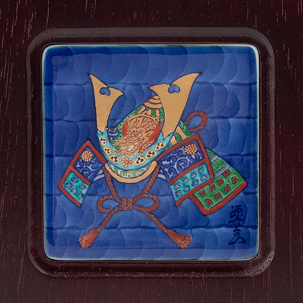 染錦兜絵 陶額（小） ｜ 有田焼の源右衛門窯公式オンラインショップ