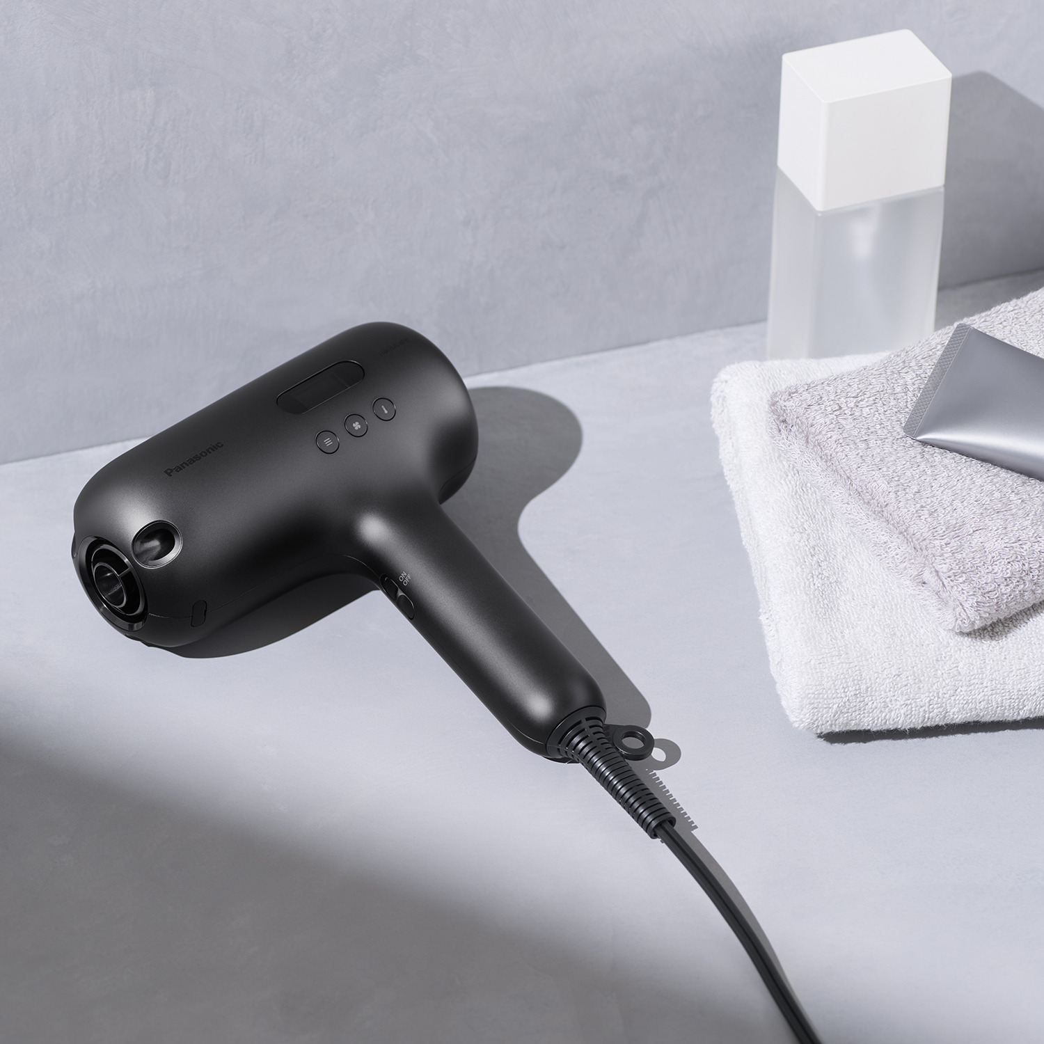 パナソニック 髪質に合わせたケアで さらに自信を ヘアードライヤー