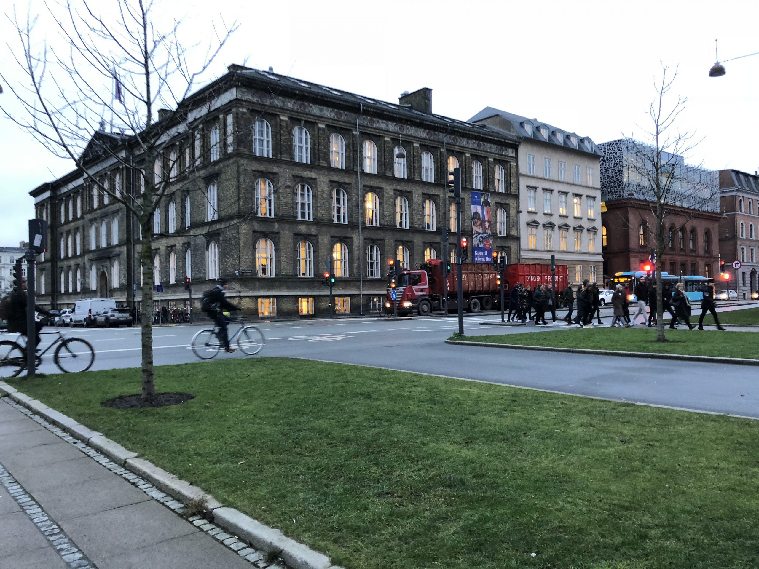 AUTHENTIC RUG｜FEATURED｜SLOW HOUSE（スローハウス）