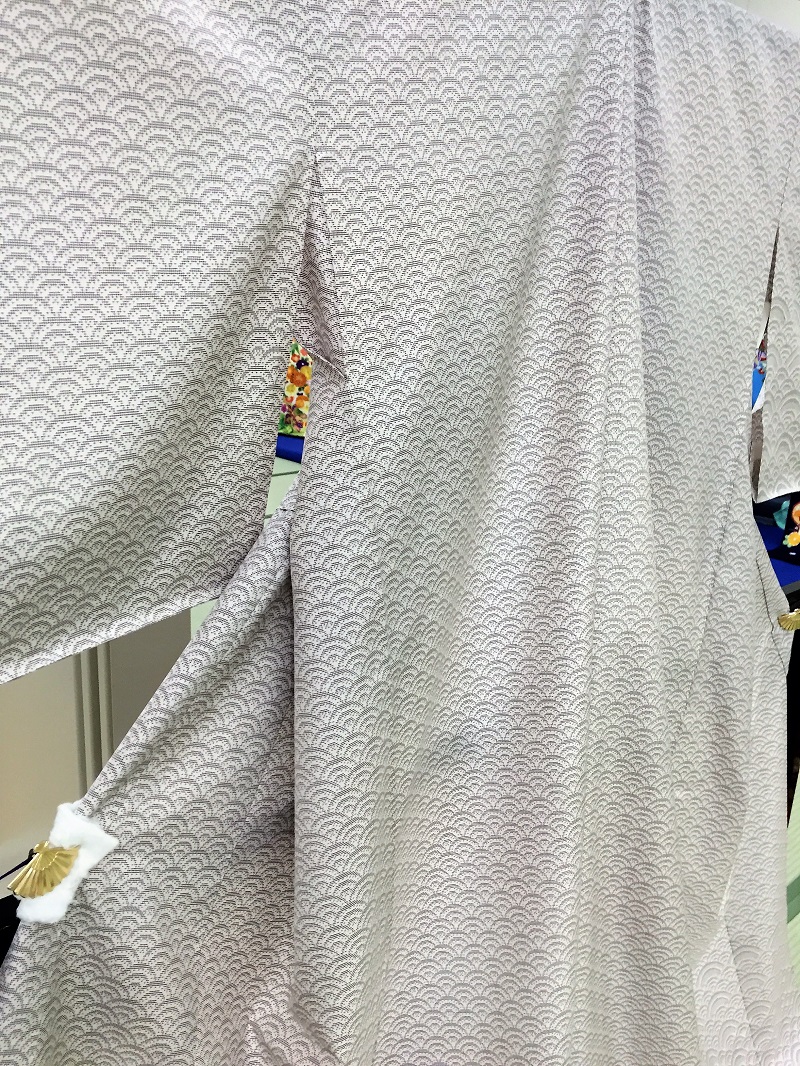 本場奄美大島紬の最高峰、絵羽絣 白大島。一方付けで織り出された青海