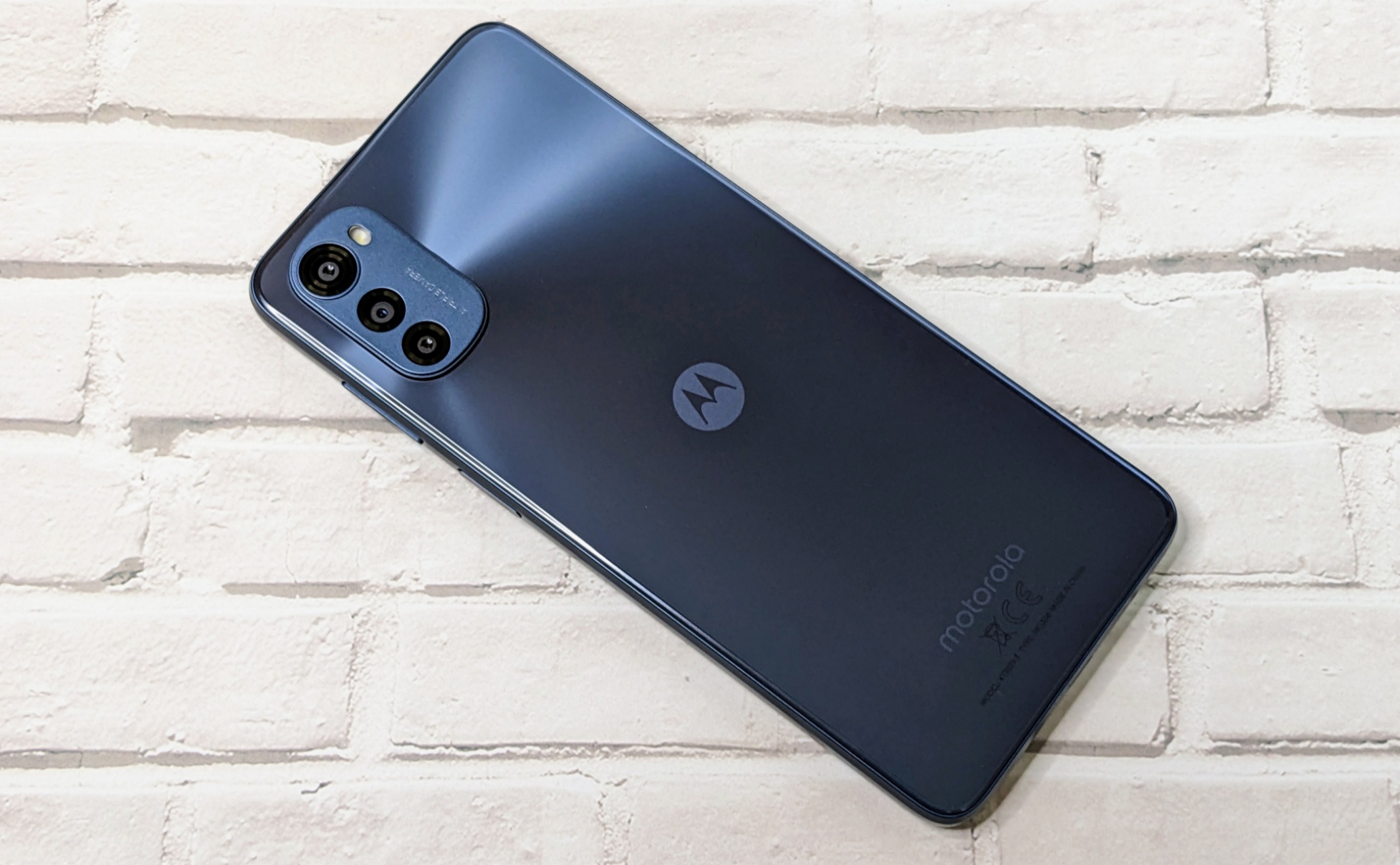 moto e32s」レビュー！スタイリッシュな格安機だがスペックは控えめ