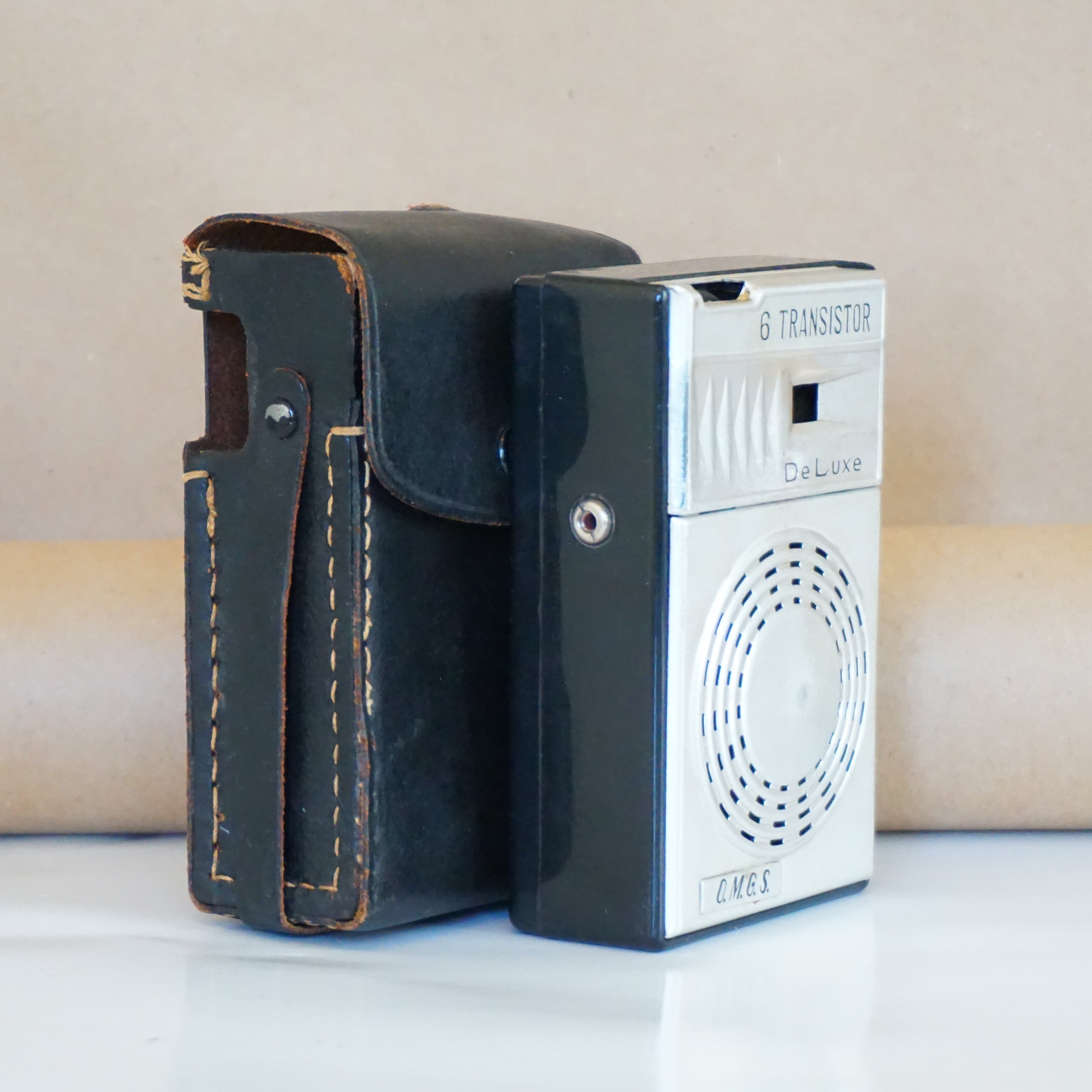 Vintage DELUXE 6 Transistor O.M.G.S. Radio with Case. Made in