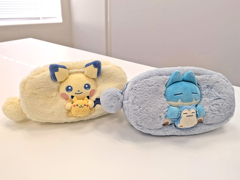 トレーナーからもらったぬいぐるみと遊ぶポケモンたちのグッズ「Little