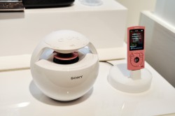 ソニー、Bluetoothモデルなど球形のコンパクトなWalkman対応スピーカー
