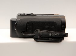 ソニー、大幅な小型・軽量化を実現した新3D“ハンディカム”「HDR-TD20V