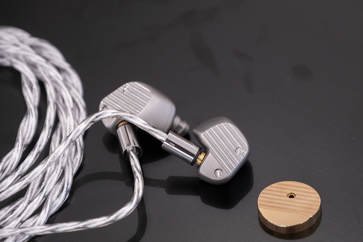 final、フラグシップイヤホン「A10000」発売を8/29に延期。素材調達で