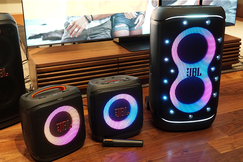 JBL、バッテリー駆動で“バレーコート2面分をカバー”するパーティー