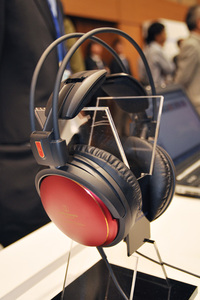 オーディオテクニカ、緋色の限定ヘッドホン「ATH-A900XLTD」 - PHILE WEB