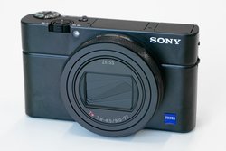 ソニー、新高級コンデジ「RX100 VII」。“α9”の超速AF/連射を小型ボディ