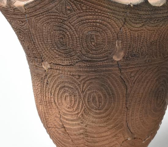 山梨県／遺跡トピックスNo.543 渦巻状結節浮線文が施文された土器-花