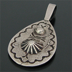 ナバホ族 Lyndon Tsosie オールドスタイル エンボス スタンプワーク