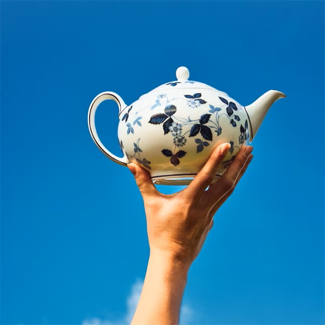 ストロベリー インクブルー ティーポット L|WEDGWOOD公式オンラインストア