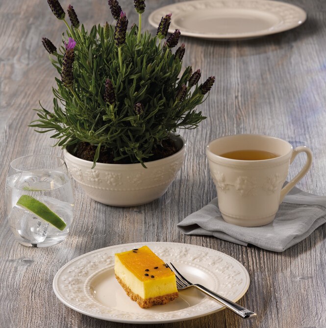 フェスティビティ プレート 21cm (アイボリー・ブルー) ペア|WEDGWOOD