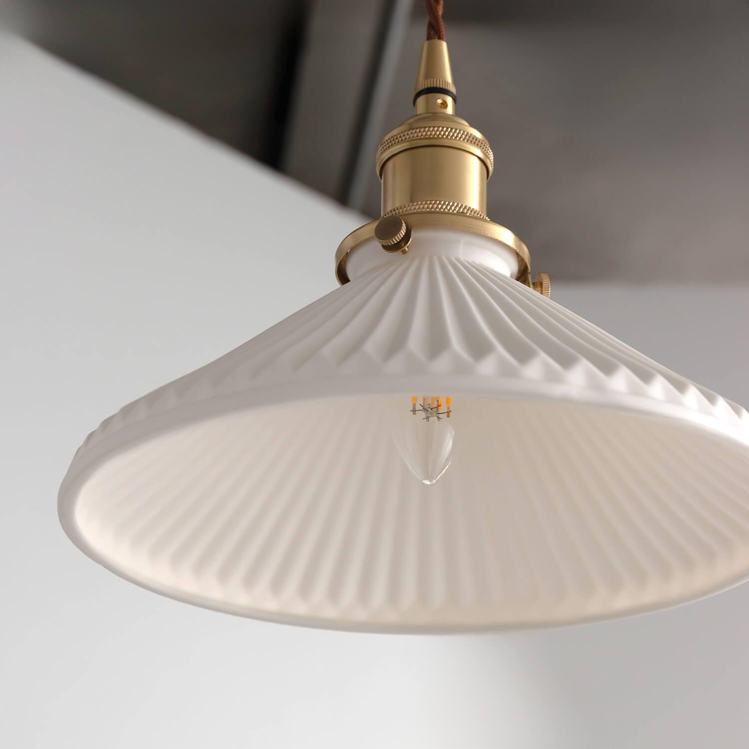 レトロな陶器シェードと真鍮ソケット照明 - パルラペンダントライト