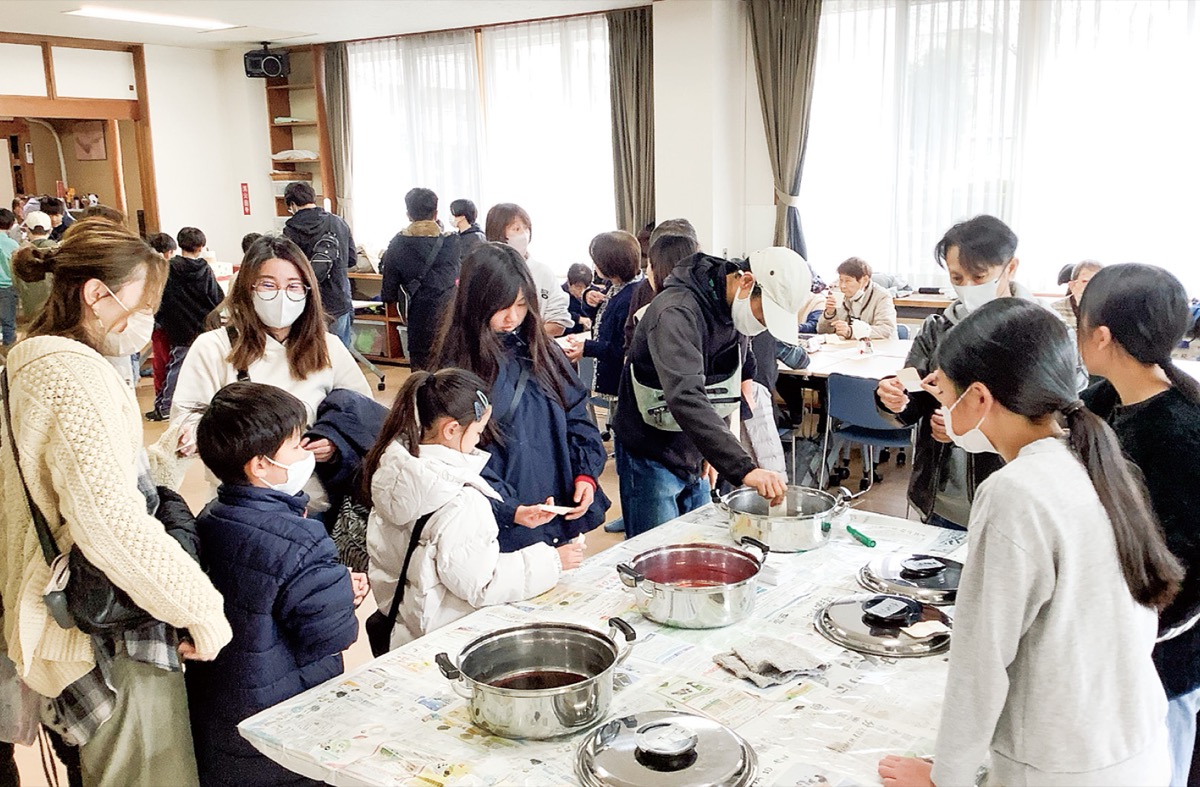 南瀬谷小学校 地域で草木染の展示会 1年の集大成を披露 | 旭区・瀬谷