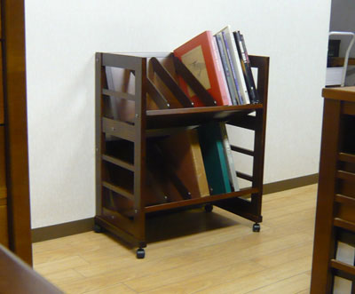 ブックワゴン [大型書籍の収納,傾斜つきの上下棚,キャスター付き,自由