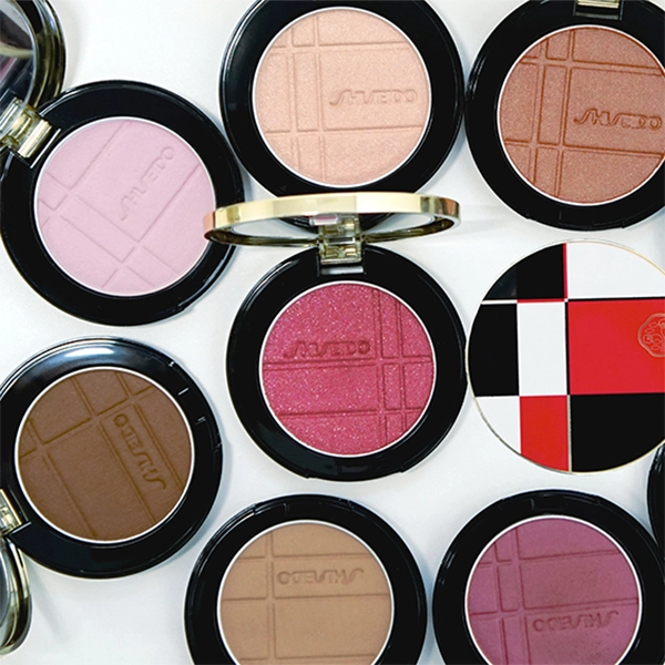 Clé de Peau Beauté（クレ・ド・ポー ボーテ）〉が、ゴールドの輝きを