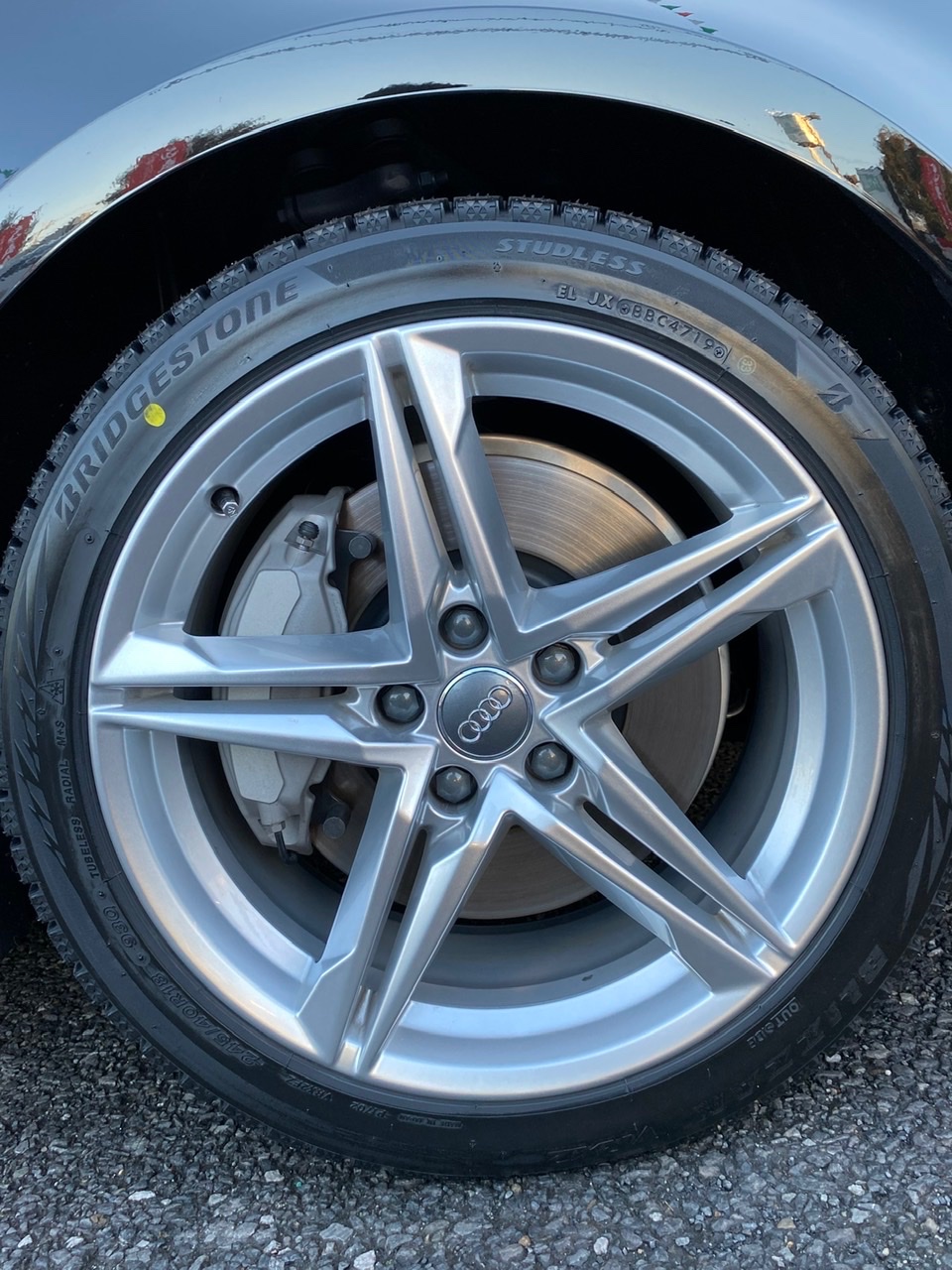 アウディ（A4 Avant）】スタッドレスタイヤ交換です。 | 店舗おススメ