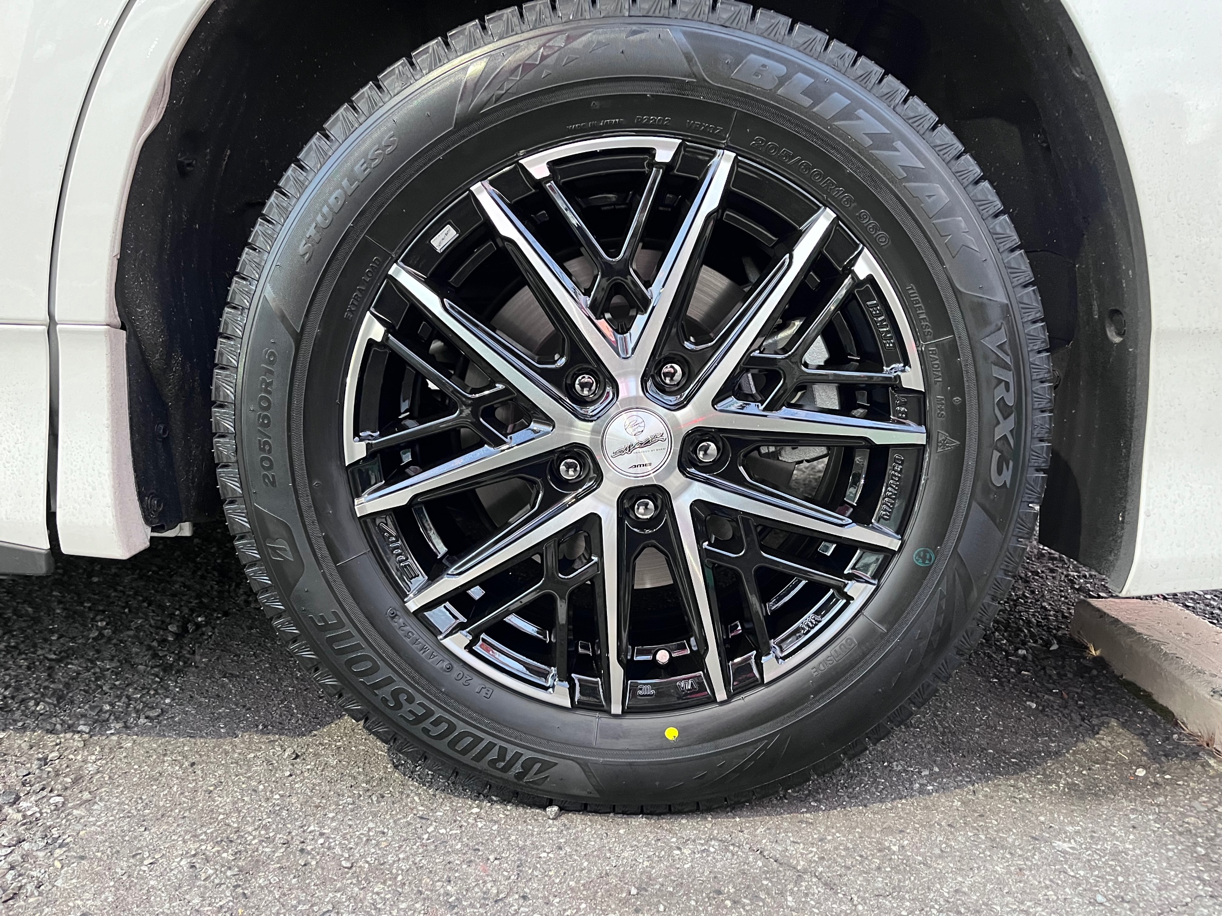 ヴォクシーにスタッドレスタイヤホイール取付 | 店舗おススメ情報