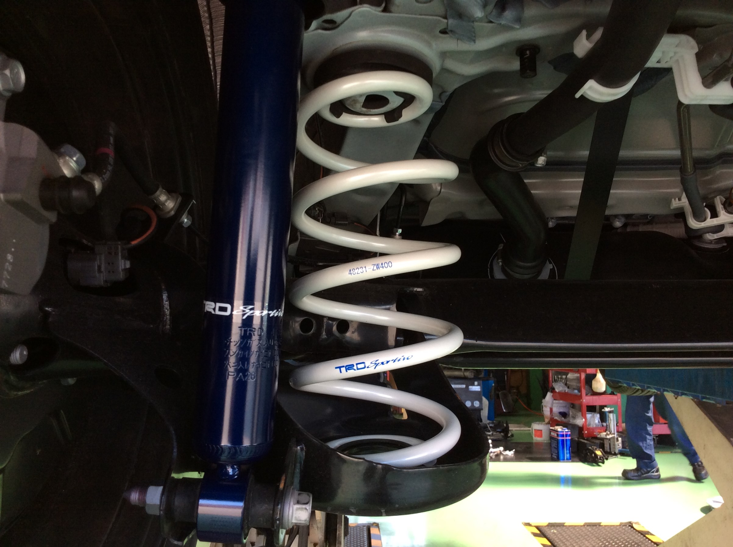 プリウスαにTRDスポルティーボサスペンションキット装着！ | 店舗お