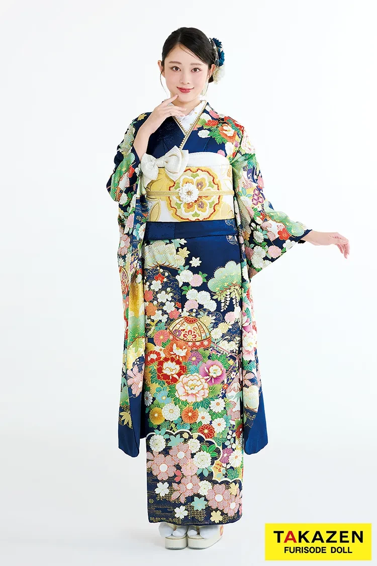 紺色の振袖｜成⼈式の振袖レンタルならTAKAZEN、世界⼀かわいいハタチ