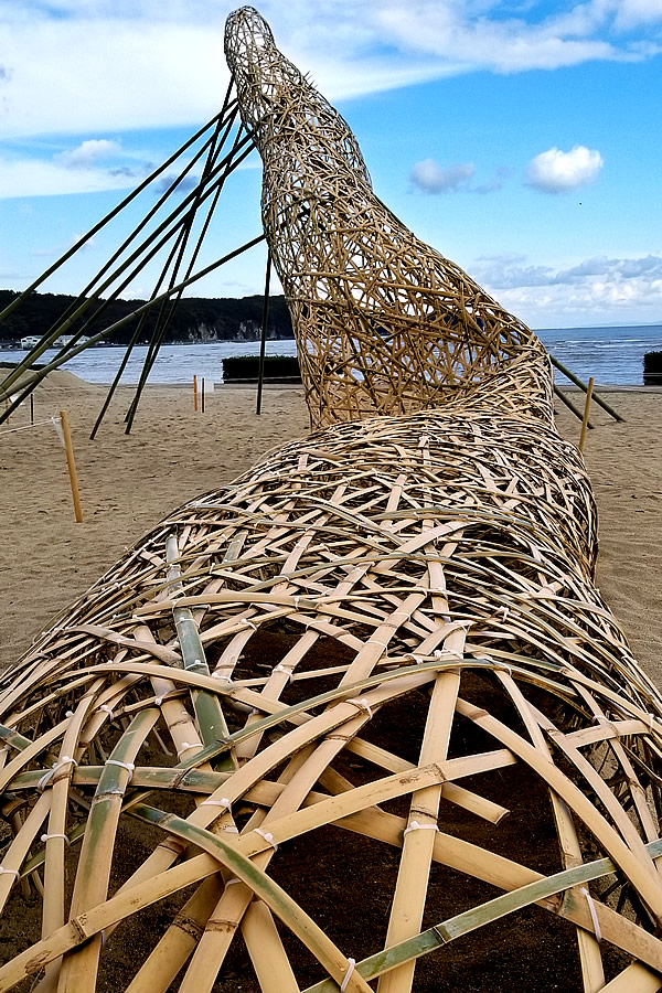 続・川島茂雄作、竹アートオブジェ「空竹海風(そらたけうみかぜ