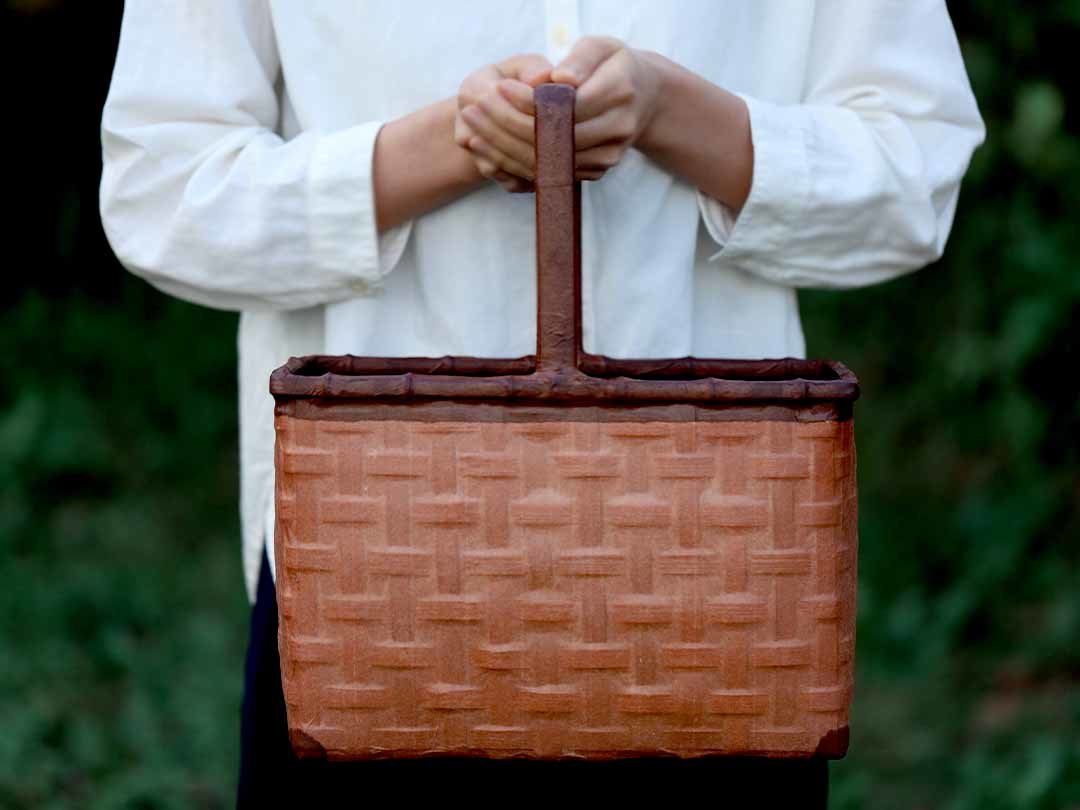 日本の伝統の技、本物の一閑張り手提げ籠の魅力 - 竹虎四代目がゆく！