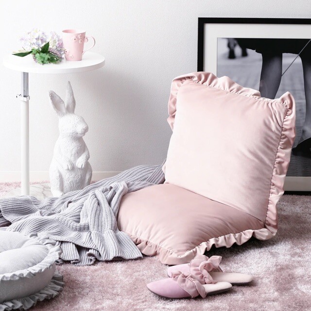 コンパクトなサイズ感のフリルが可愛い座椅子💕 | フランフラン