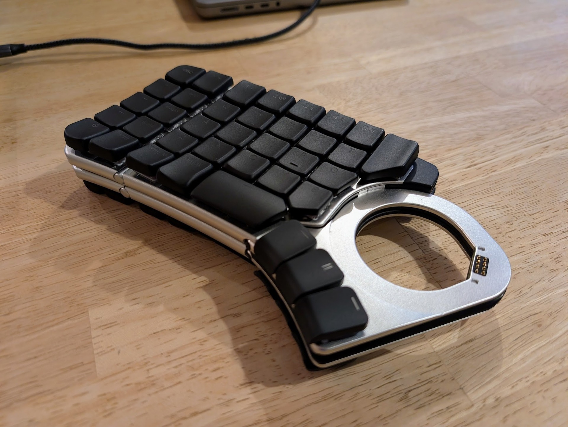 変形・合体する左右分割キーボードNAYA Createを試す。トラックボール