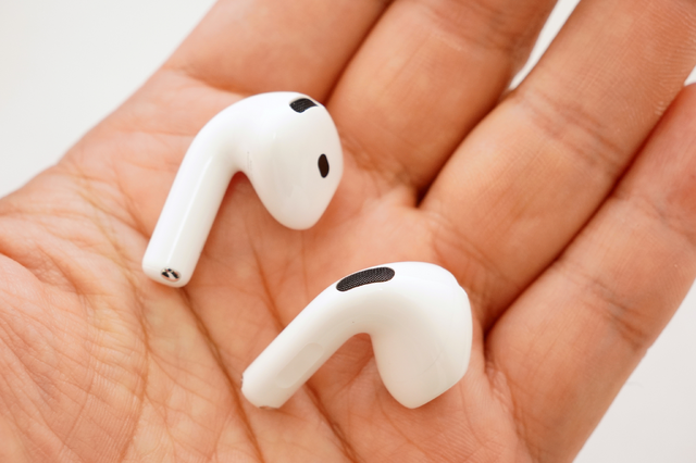 AirPods 4レビュー。軽い装着感とノイキャン両立、自然な外音が魅力