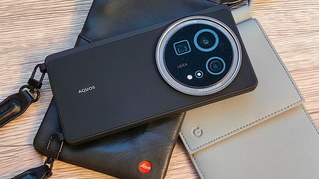 AQUOS R9 proの純正ぶら下げケースとライカのバッグを使ってみた