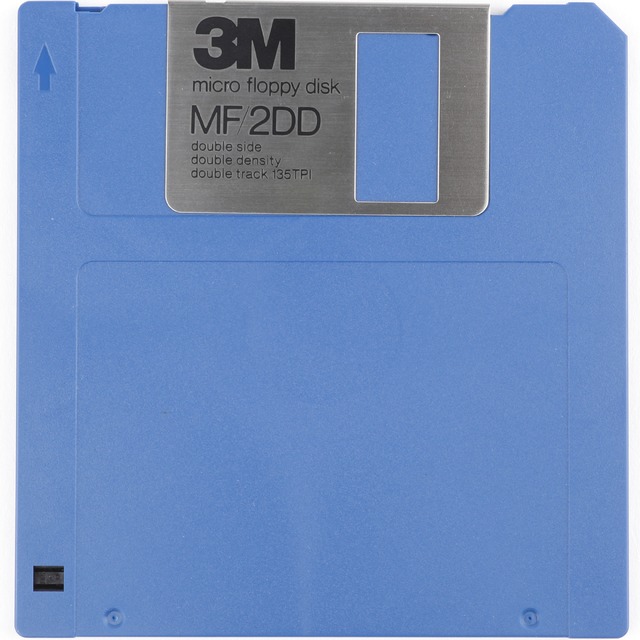 最初に標準規格化された3.5インチFD「倍密度マイクロフロッピー